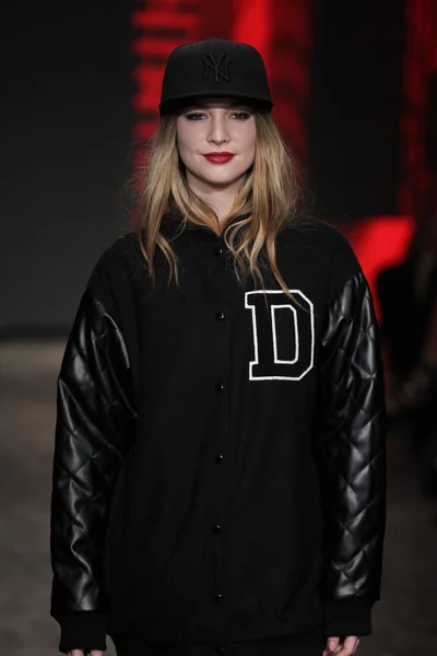 Модель на DKNY Women 's fashion show — стоковое фото