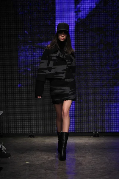 Modèle au défilé de mode féminin DKNY — Photo