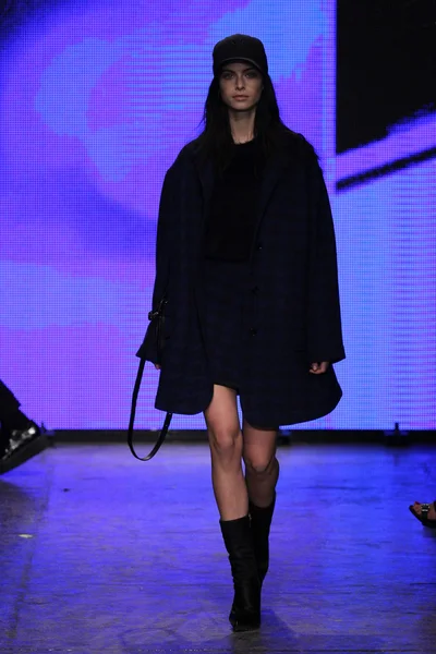 Modelo no desfile de moda feminina DKNY — Fotografia de Stock