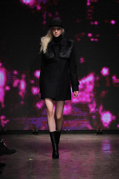 Model op dkny women's fashion show — Stockfoto