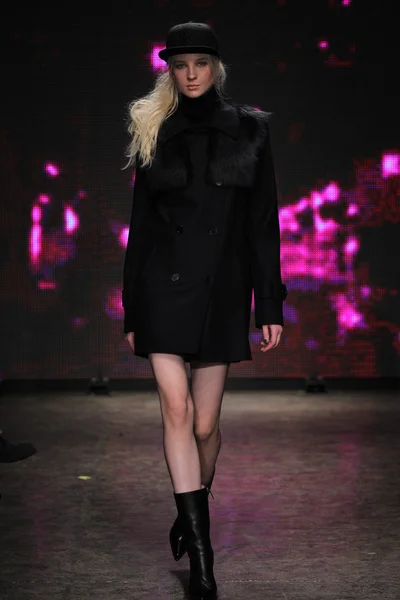 Modelo en DKNY Desfile de moda femenino —  Fotos de Stock