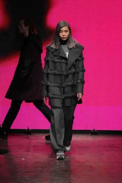 Modelo en DKNY Desfile de moda femenino — Foto de Stock