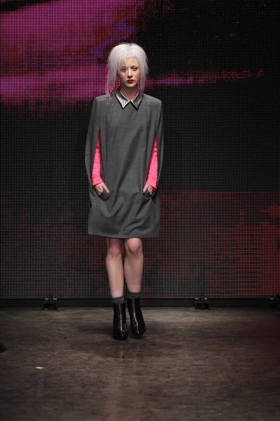 Modelo no desfile de moda feminina DKNY — Fotografia de Stock