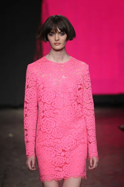 Modelo en DKNY Desfile de moda femenino — Foto de Stock