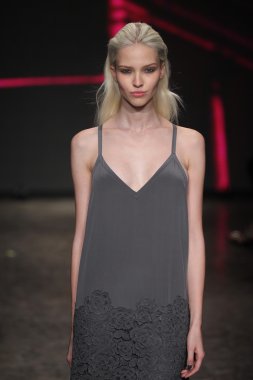 dkny kadın moda şovunda modeli