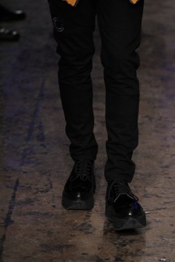 dkny kadın moda şovunda modeli