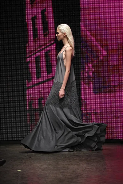 Modèle au défilé de mode féminin DKNY — Photo
