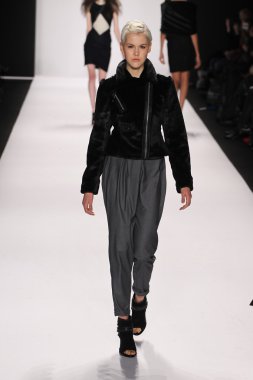 Model giyen tasarımcı altaf maaneshia