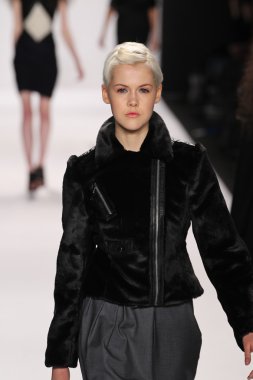 Model giyen tasarımcı altaf maaneshia