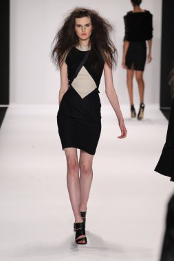 Model giyen tasarımcı altaf maaneshia