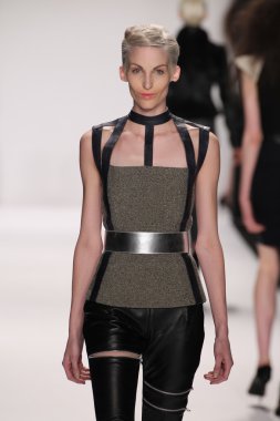 Model giyen tasarımcı altaf maaneshia