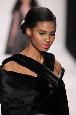 Model giyen tasarımcı altaf maaneshia