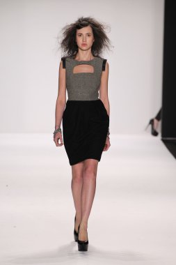 Model giyen tasarımcı altaf maaneshia