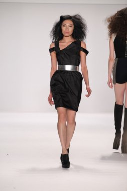 Model giyen tasarımcı altaf maaneshia