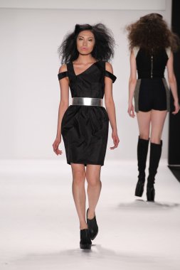 Model giyen tasarımcı altaf maaneshia