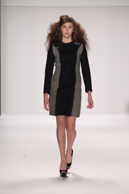 Model giyen tasarımcı altaf maaneshia