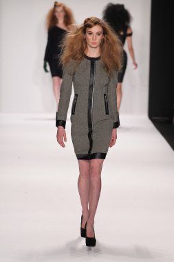 Model giyen tasarımcı altaf maaneshia