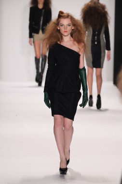 Model giyen tasarımcı altaf maaneshia