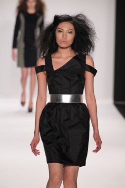 Model giyen tasarımcı altaf maaneshia