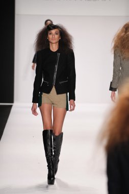 Model giyen tasarımcı altaf maaneshia