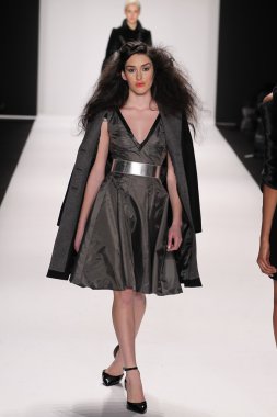 Model giyen tasarımcı altaf maaneshia