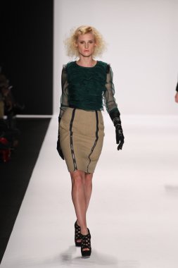 Model giyen tasarımcı altaf maaneshia