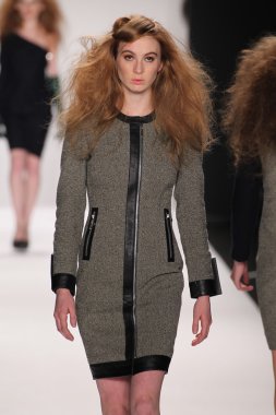 Model giyen tasarımcı altaf maaneshia