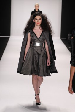 Model giyen tasarımcı altaf maaneshia