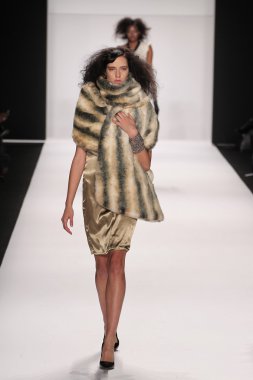 Model giyen tasarımcı altaf maaneshia