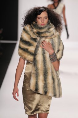 Model giyen tasarımcı altaf maaneshia