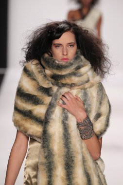 Model giyen tasarımcı altaf maaneshia