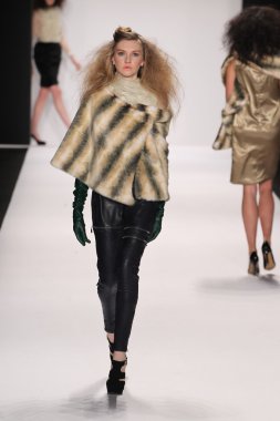Model giyen tasarımcı altaf maaneshia