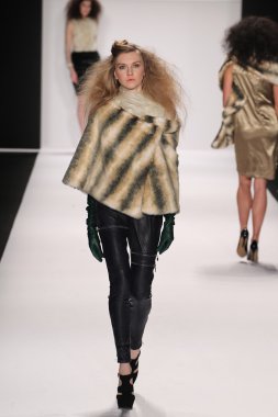 Model giyen tasarımcı altaf maaneshia