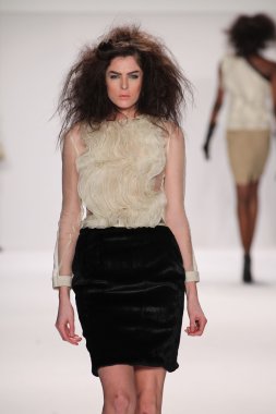 Model giyen tasarımcı altaf maaneshia