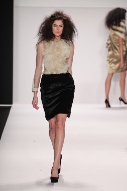 Model giyen tasarımcı altaf maaneshia