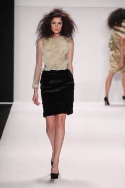 Model giyen tasarımcı altaf maaneshia