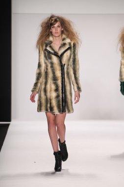 Model giyen tasarımcı altaf maaneshia