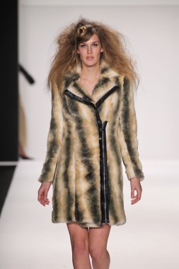 Model giyen tasarımcı altaf maaneshia