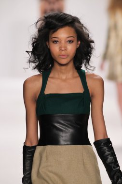 Model giyen tasarımcı altaf maaneshia