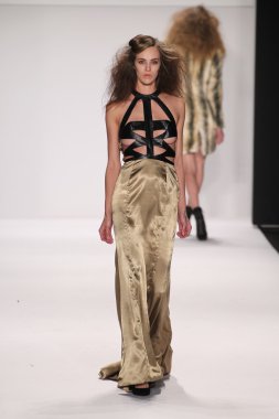 Model giyen tasarımcı altaf maaneshia