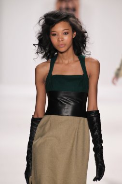 Model giyen tasarımcı altaf maaneshia