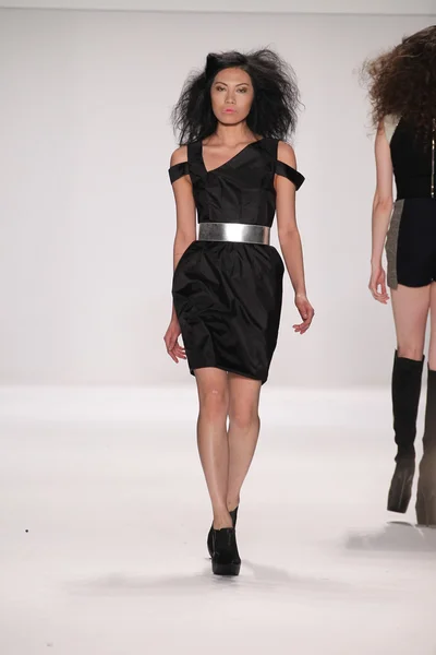 Model dragen ontwerper altaf maaneshia — Stockfoto