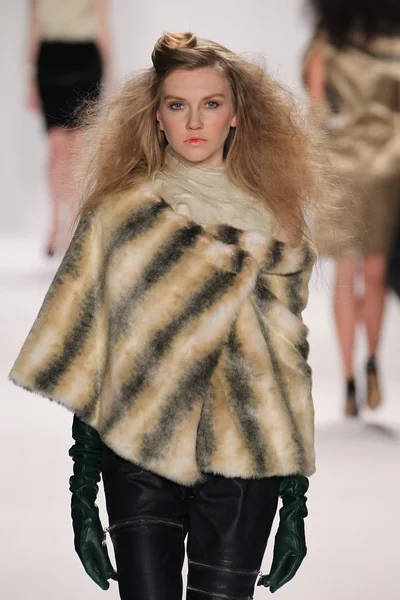 Model giyen tasarımcı altaf maaneshia