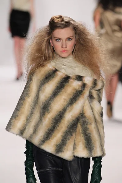 Model giyen tasarımcı altaf maaneshia