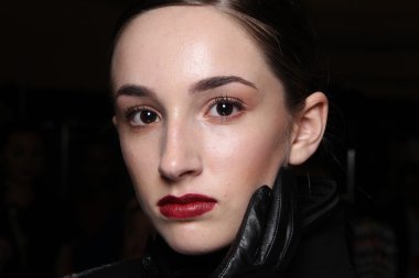 model kuliste flt moda sanat kalpler teşkil etmektedir.