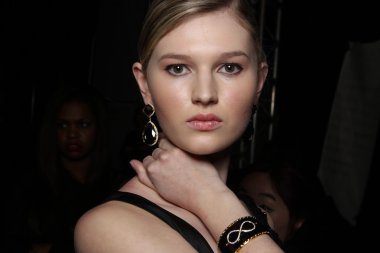 model kuliste flt moda sanat kalpler teşkil etmektedir.