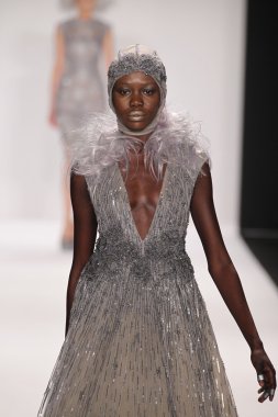 model bir furne giyen pist yürür