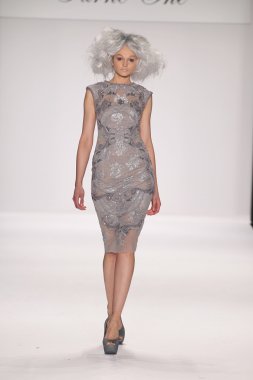 model bir furne giyen pist yürür