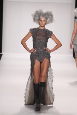 model bir furne giyen pist yürür