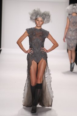 model bir furne giyen pist yürür